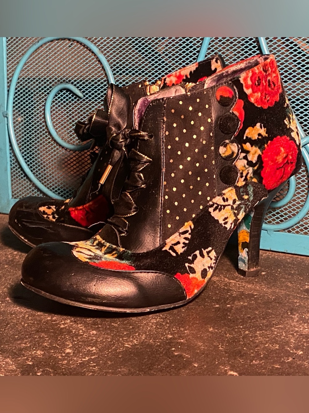 Gorgeous Irregular Choice Victorian vibe ankle boots,black leather,red roses,9